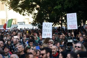 Protests in Italy against new COVID mandate
