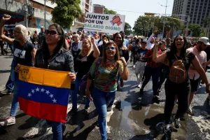 Venezuelan Teachers March for Higher Salaries Amidst Inflation