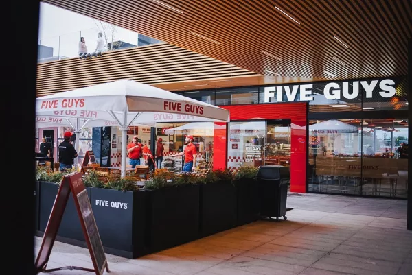 Caffeinating the Segovia Campus 5 Five Guys en Torre Caleido